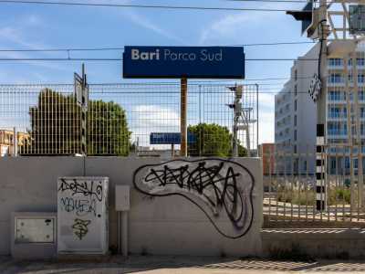 ...e la stazione ferroviaria di Bari Parco Sud